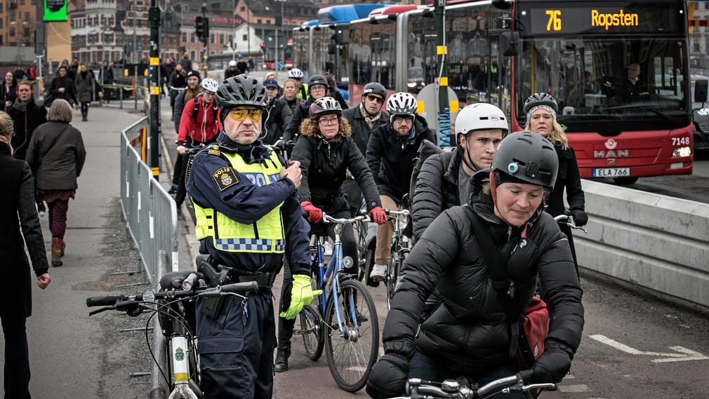 ”Allt fler cyklar och allt fler bryter mot reglerna, oavsett hur de är klädda. De skriker och hojtar på varandra, beter sig allmänt illa”, säger cykelpolisen Fredrik Hellgren.