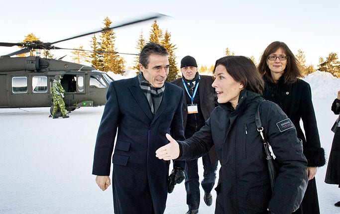 Natochefen Anders Fogh Rasmussen hälsas välkommen av Sveriges försvarsminister Karin Enström till Folk och Försvars årliga rikskonferens i Sälen.