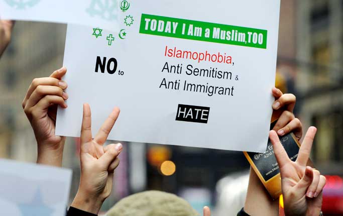 ”I dag är jag också muslim”. Protester i New York mot amerikansk islamofobi, antisemitism och främlingsfientlighet.