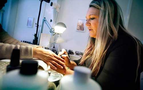 Frida Selkirk driver Salong Naglar i Stockholm och har sett hur snabbt branschen har utvecklats.