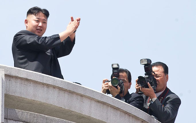 Kim Jong-Un vid en militärparad till ära för den före detta ladearen Kim Il-Sung.