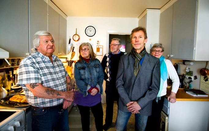 Sten Gustafsson (till vänster) har bott i hyreshuset på Lidingö i 57 år. Han och grannarna är kritiska till den renovering värden vill göra.