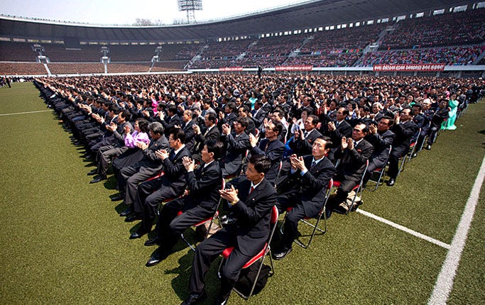 Samling på Kim Il Sung-stadion för att hylla Nordkoreas ledning.