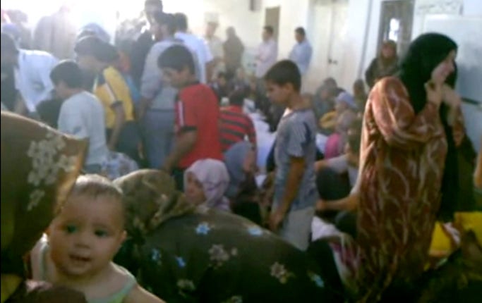 Ett foto från en amatörvideo på sörjande människor efter massakern i byn al-Tremseh.