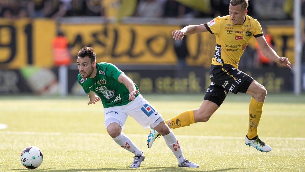 Jönköpings Fredric Fendrich och Elfsborgs Viktor Claesson i kamp om bollen.