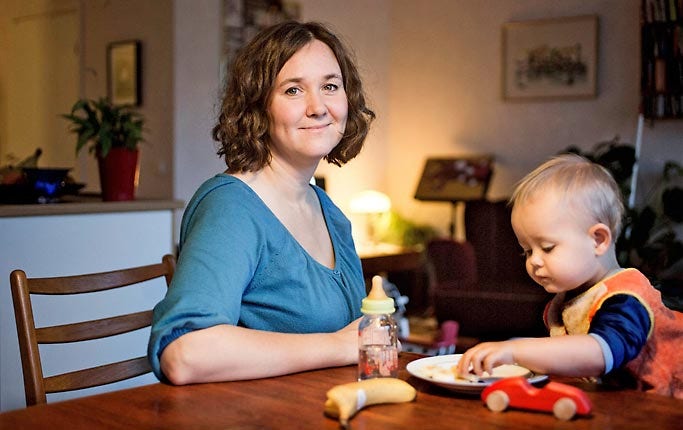När sonen Henning föddes för ett och ett halvt år sedan började Kata­rina Johansson en rejäl research kring vad leksaker och andra barnsaker innehåller.