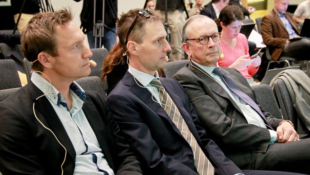 Rekonstruktören Christian Andersch, koncernchefen Martin Alsander och ordföranden och huvudägaren Peter Hjörne under pressträffen om rekonstruktionen.