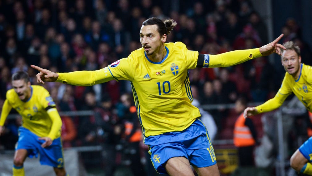 Zlatan Ibrahimovic firar sitt frisparksmål mot Danmark i playoff till EM.