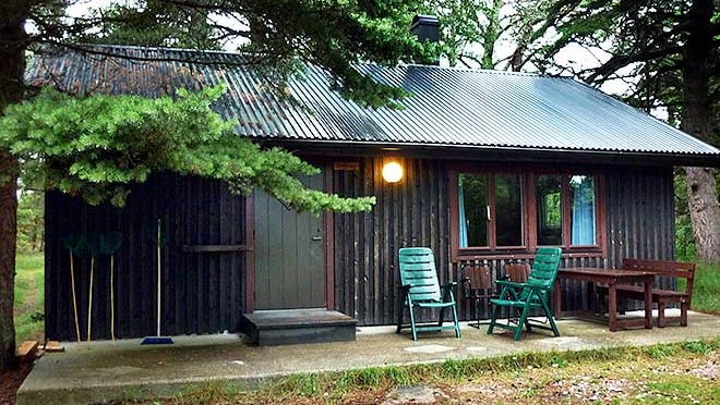 Den som inte vill bo i vandrarhemsliknande rum på Holmhällar kan hyra en enkel men funktionell stuga.