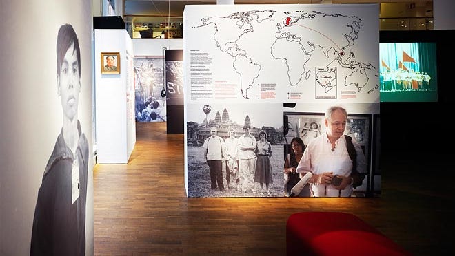 På en pressbild från utställningen "Middag med Pol Pot" syns en av bilderna på Jan Myrdal (se nästa bild för detalj).