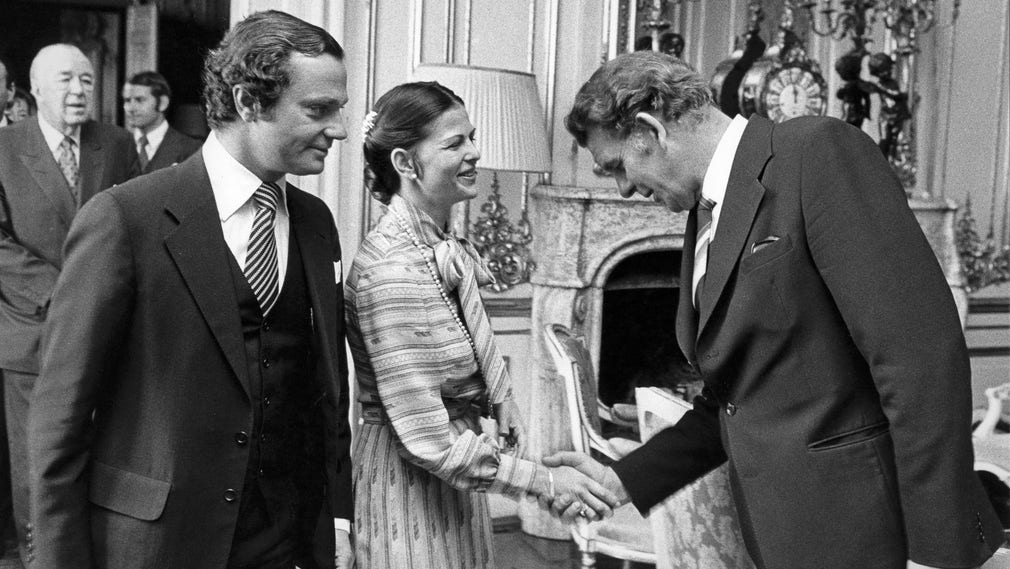 Kung Carl Gustaf och drottning Silvia hälsar på dåvarande statsminister Thorbjörn Fälldin.