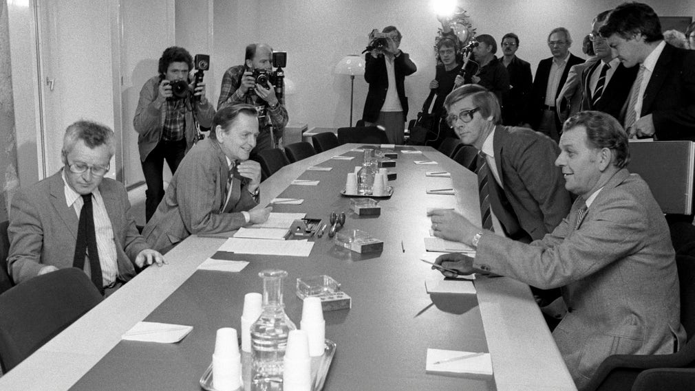 1982. Socialdemokraternas Kjell-Olof Feldt och Olof Palme i överläggningar med Ola Ullsten (FP) och statsministern och centerledaren Thorbjörn Fälldin om en ny skattereform som måste göras p.g.a devalveringen.