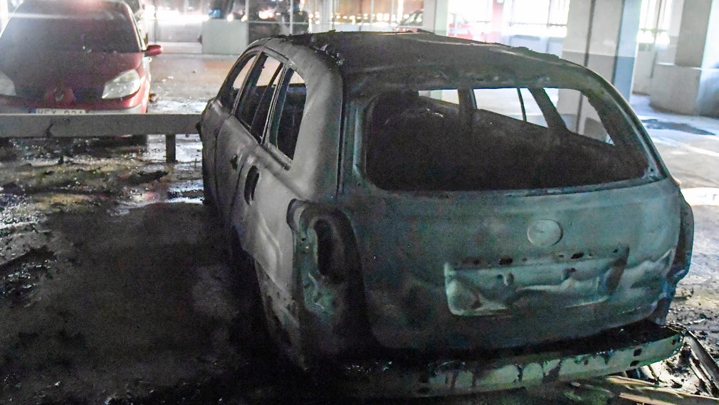 Två bilar brann upp och flera rökskadades vid tisdagsnattens brand i ett parkeringshus i Husby.