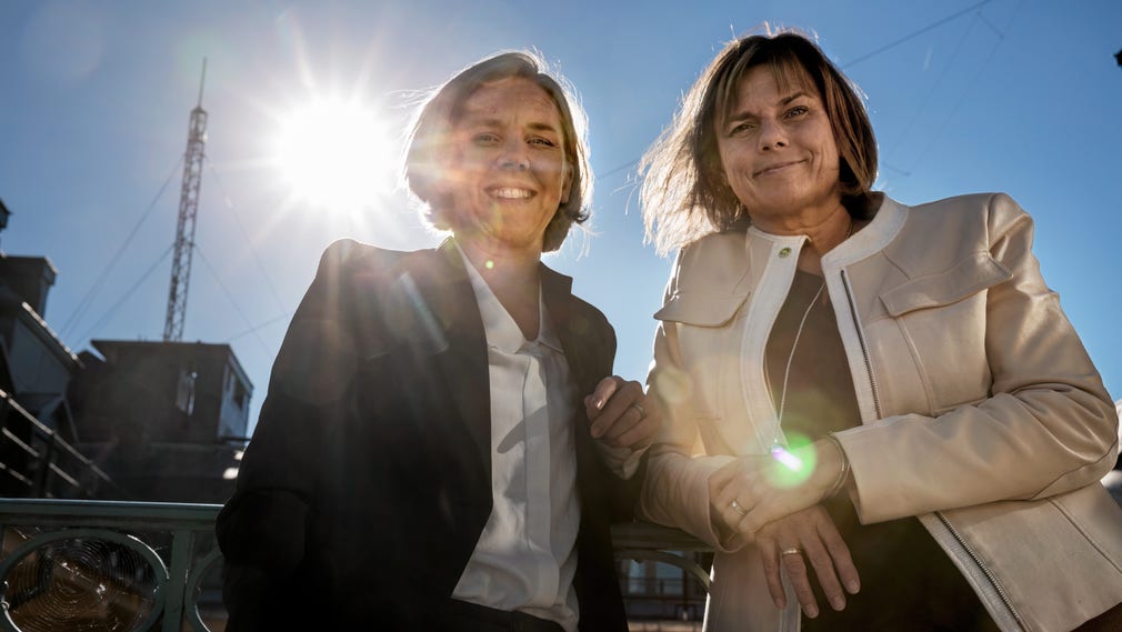MP-ministrarna Karolina Skog (till vänster) och Isabella Lövin delar på klimatfrågorna när Parisavtalet ska bli svensk lag.