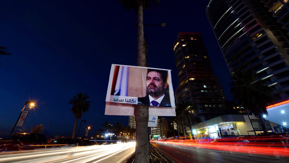 En affisch med libanesiska premiärministern Saad Hariri på en gata i Beirut.