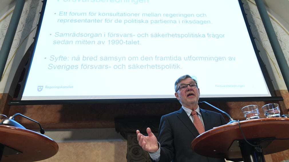 Utredaren Björn von Sydow presenterar rapporten Motståndskraft, om utformningen av det civila försvaret 2021-2025 under en pressträff i Rosenbad.