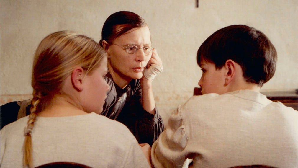 Harriet Andersson som hembiträdet Justina. Här med Fanny (Pernilla Allwin) och Alexander (Bertil Guve).