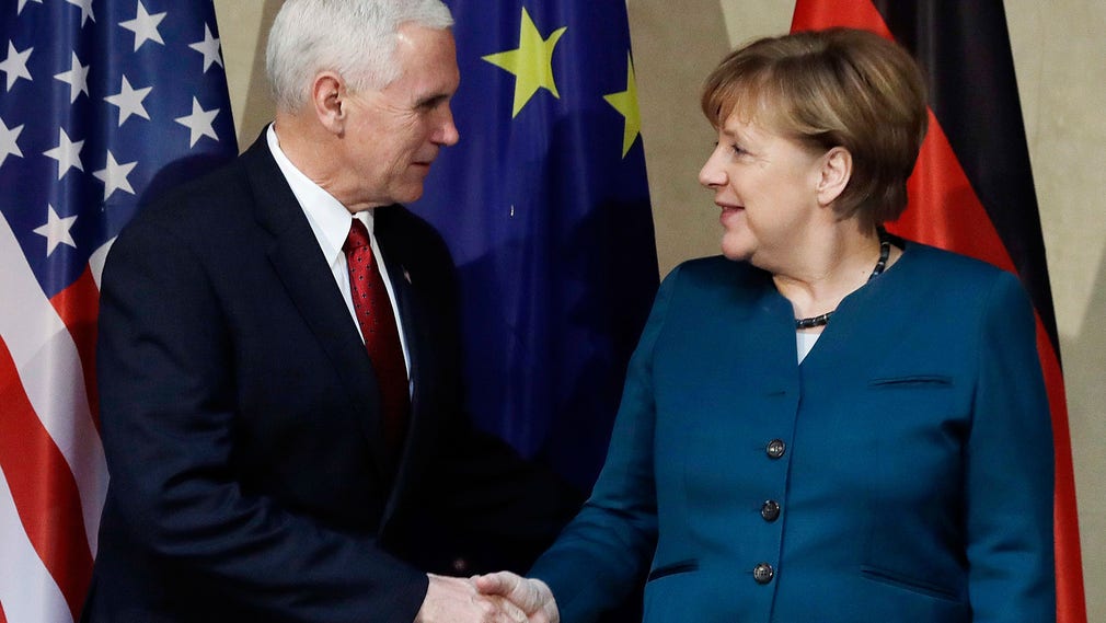 Mike Pence och Angela Merkel, överens om Tysklands försvarsutgifter. Eller inte.