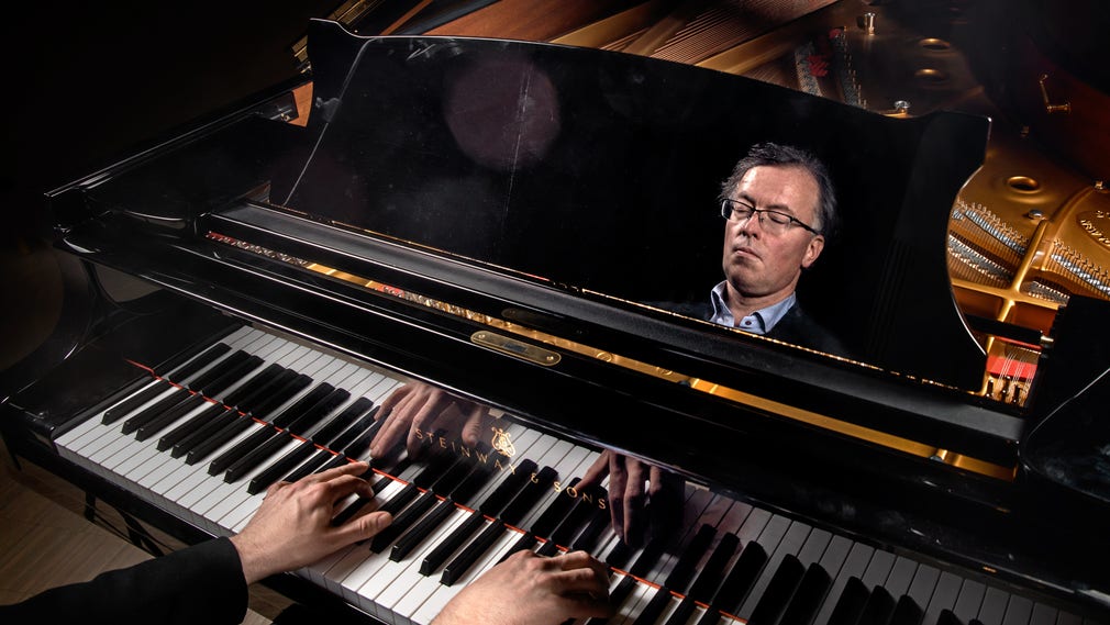 Vad händer egentligen i hjärnan när man lyssnar på musik? Fredrik Ullén, konsertpianist och professor i kognitiv neurovetenskap, vet.