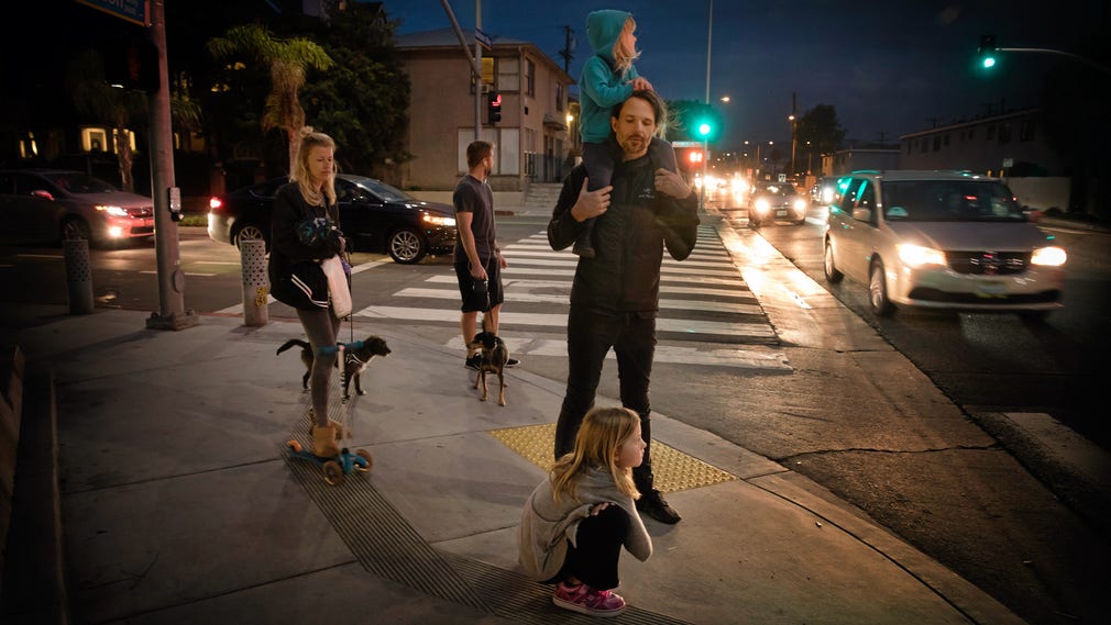 Familjen Sandgren: mamma Cecilia, pappa Linus, döttrarna Betty och Lucy (på Linus axlar) samt hunden Fuji på väg hem genom Santa Monicas gator.