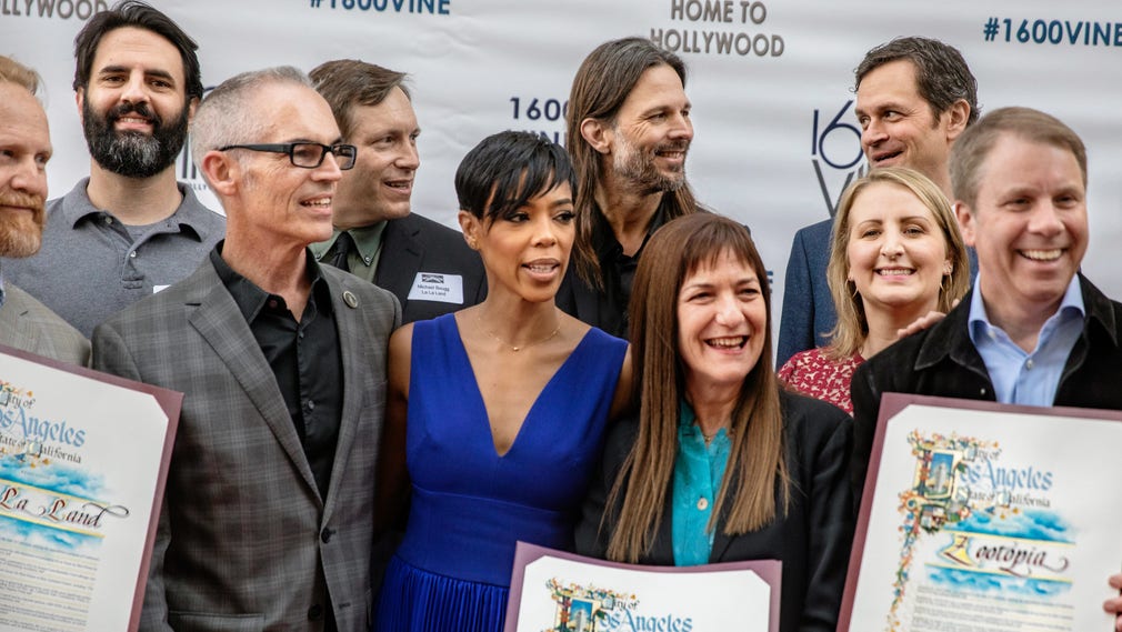 ”Made in Hollywood honors” hedrar Oscarsnominerade filmer som har spelats in i Kalifornien. Linus Sandgren kallas upp på röda mattan tillsammans med koreografen, kompositören och en av skådespelarna i ”La la land”. På scen syns även filmerna ”Zootopias” och ”Vaianas” producenter.