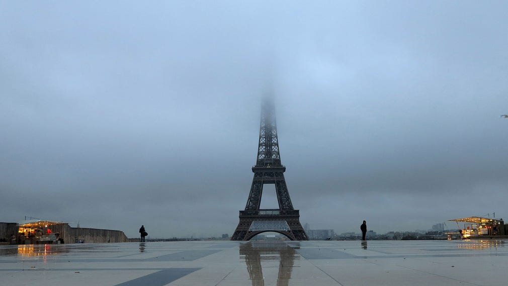 Eiffeltornet i dimma.