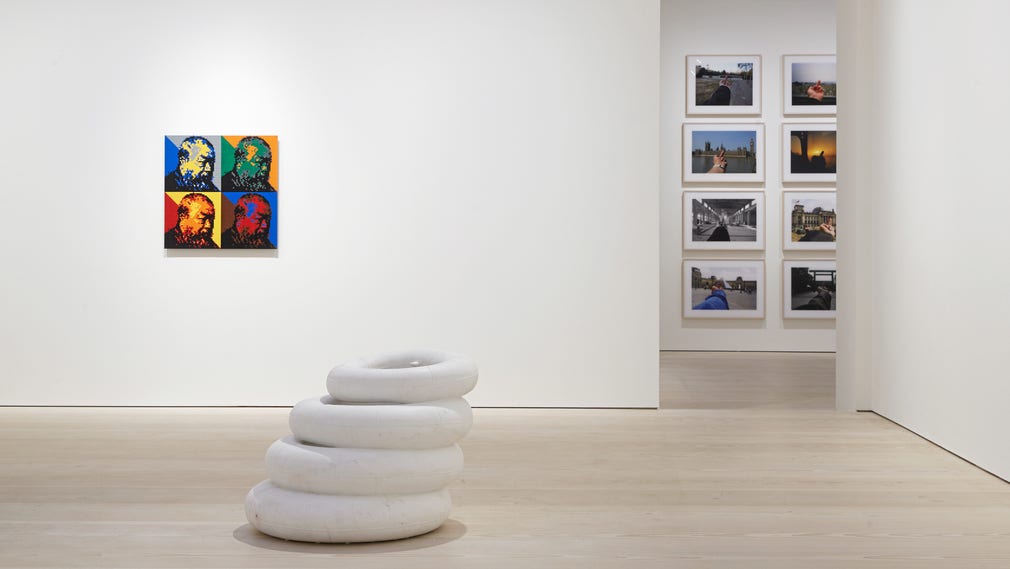 Från Ai Weiweis utställning ”Tyre”, med titelverket i mitten.
