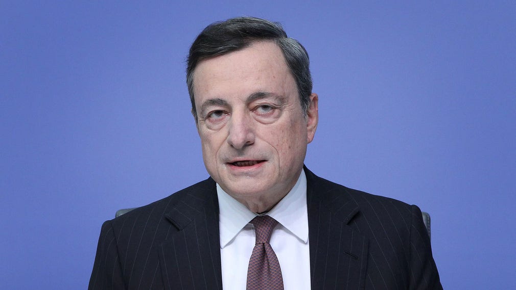 ECB-chefen Mario Draghi och hans direktion väntas inte börja höja styrräntan förrän tidigast i början av 2018. Arkivbild.