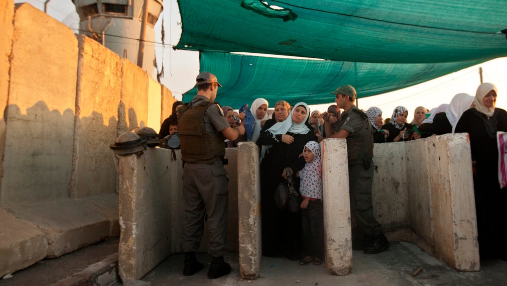 Jerusalem. 2002 skildes delar av Västbanken från Israel med en mur. Här kontrolleras palestinska kvinnor för att få ta sig till al-Aqsamoskén under Ramadan 2011. S