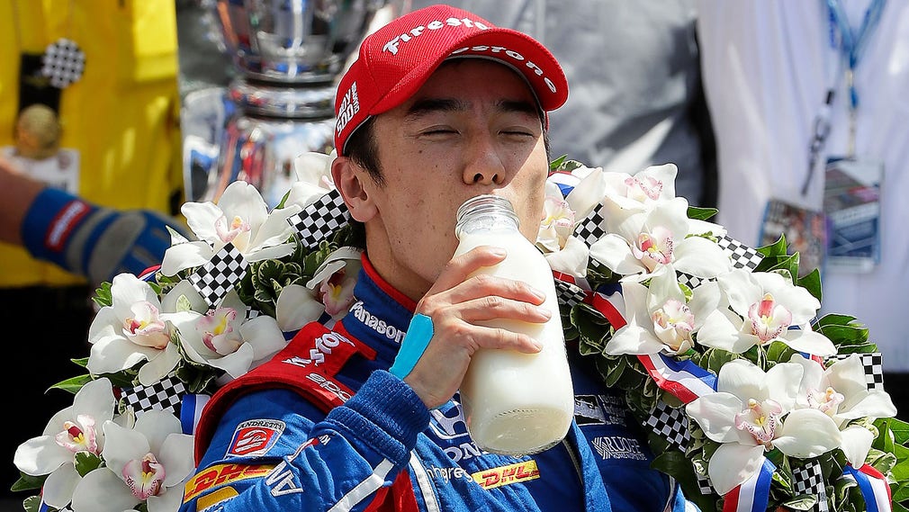 Takuma Sato vann Indy 500 och får dricka den traditionella mjölken.