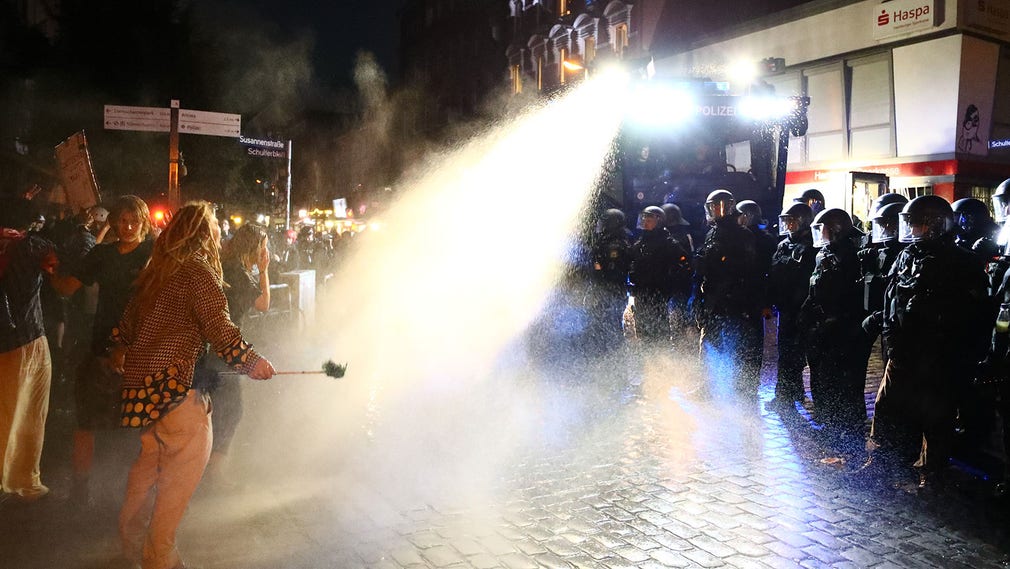 Polisen använde vattenkanoner för att skingra demonstranter.