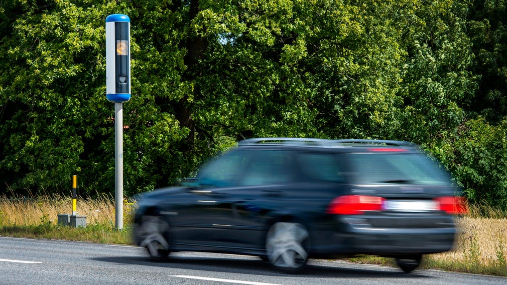Trafikverket ska under nästa år satsa 67 miljoner kronor för att minska antalet olyckor i trafiken i Stockholms län genom att sätta upp trafiksäkerhetskameror. Satsning motiveras av att 26 personer omkom i trafiken i länet under förra året. En snabb överslagsräkning visar att man satsar drygt 2,5 miljoner kronor för att rädda ett liv.