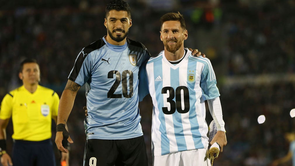 Argentinas Lionel Messi och Uruguays Luis Suarez marknadsförde VM-ansökan till år 2030 med matchtröjnumren. Sedan spelade lagen 0–0.