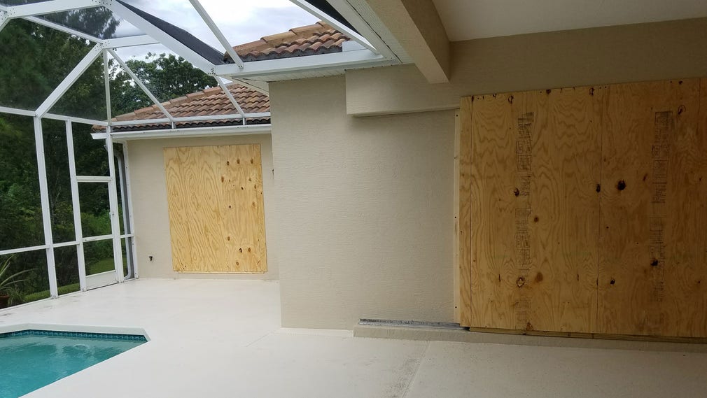 Marcus Carlberg har orkansäkrat sina föräldrars hus på Floridas västkust.