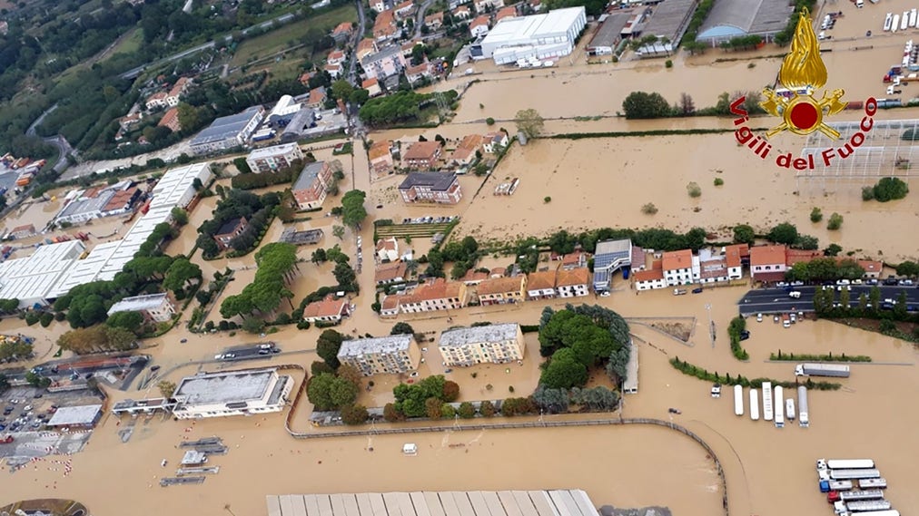 En bild från den italienska räddningstjänsten visar hur delar av Livorno översvämmats.