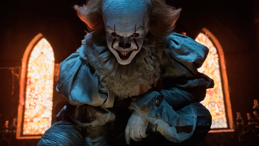 Bill Skarsgård spelar den elaka clownen Pennywise i den bioaktuella filmatiseringen av Stephen Kings skräckroman ”Det”.