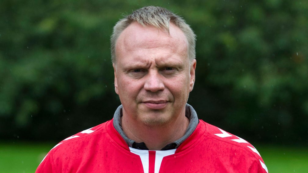 Ola Månsson, tränare i det regerande mästarlaget Höör, gillar inte att damernas SM-final avgörs samma dag som herrarnas.