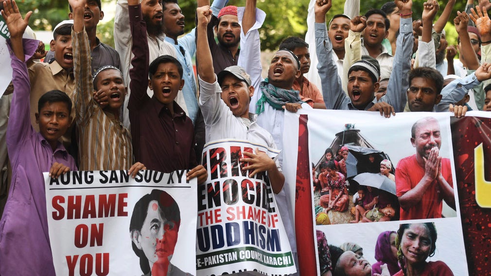 Protesterna mot Burmas behandling av rohingyer sprider sig över världen. Här demonstrerar pakistanier på gatorna i Karachi.