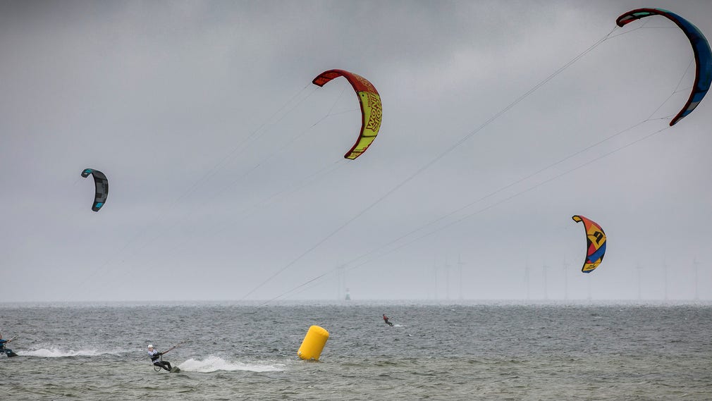Ett trettiotal kitesurfare deltog i inofficiella SM i Klagshamn.