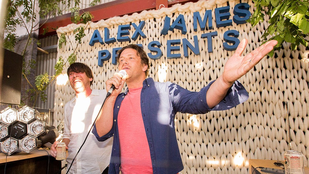 Alex James, till vänster, och stjärnkocken Jamie Oliver på matfestival i Kingham, Oxfordshire.