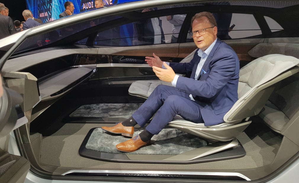 ... Audis utvecklingschef Peter Mertens går längre i sitt koncept, ingen ratt, inga pedaler.