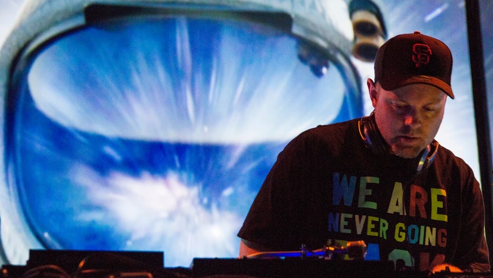 DJ Shadows utgår från ljudfilerna han trycker fram på sin laptop.