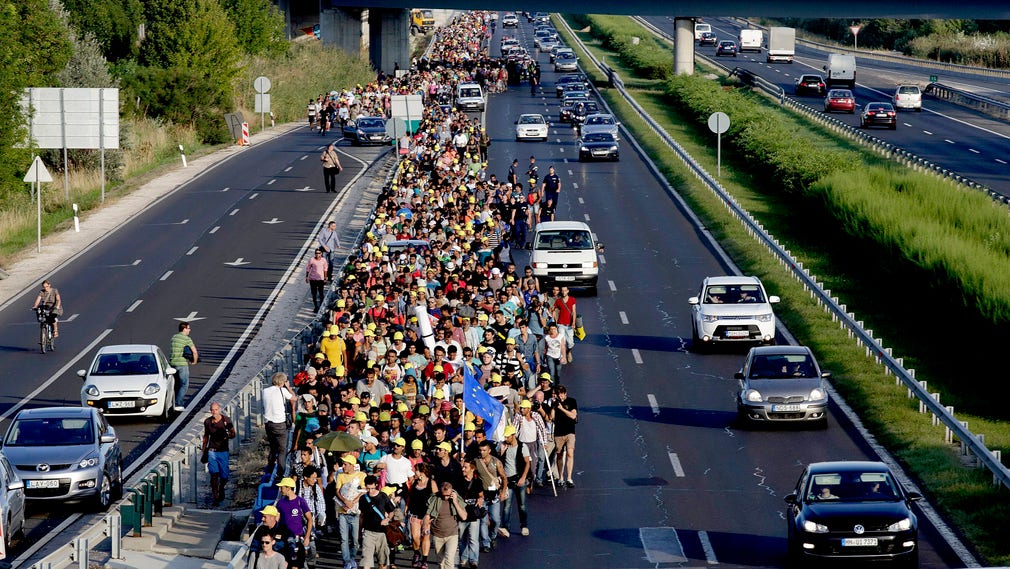 Flyktingar marscherar från Budapest mot Tyskland i september 2015.
