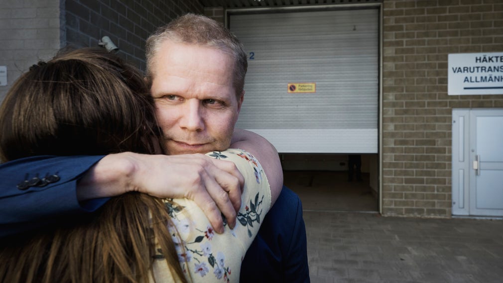 Kaj Linna släpps ur fängelset i Umeå den 30 maj i år och omfamnas av sin syster.