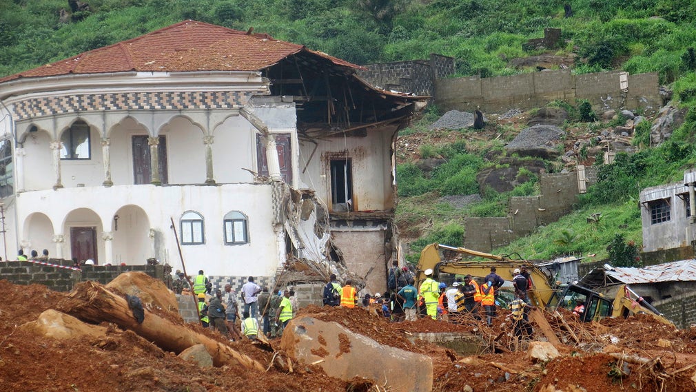 Dagligen har vi kunnat följa orkanerna Harvey och Irmas framfarter. Inte lika intensivt bevakat är de extrema regnväder som Sierra Leone drabbades av nyligen. Över 1 000 människor befaras ha dött då de begravts i ett jordskred vållat av de häftiga regnen, skriver Isabella Lövin.