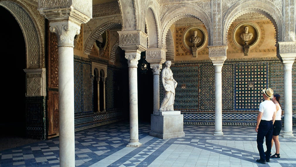 ”Game of Thrones”. Det kungliga palatset, El Palacio Real Alcázar, i Sevilla var ursprungligen ett moriskt fort från 900-talet och som blivit extra känt för en yngre publik som inspelningsplats för tv-serien ”Game of Thrones” där nästan inget behövde ändras för att efterlikna den fiktiva platsen Dorne.