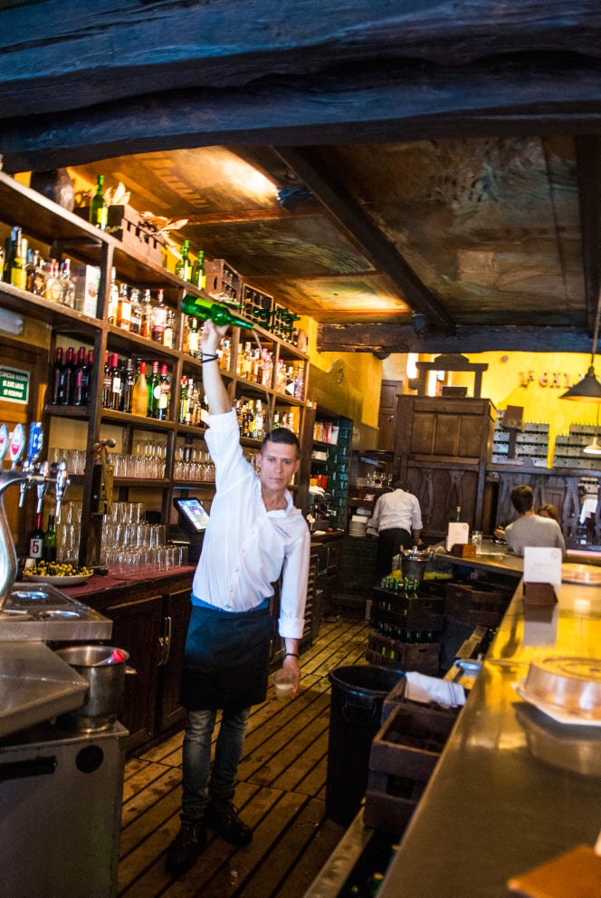 ”Cider är sommar för mig”, säger Carlos Justo medan bartendern på La Tonada.