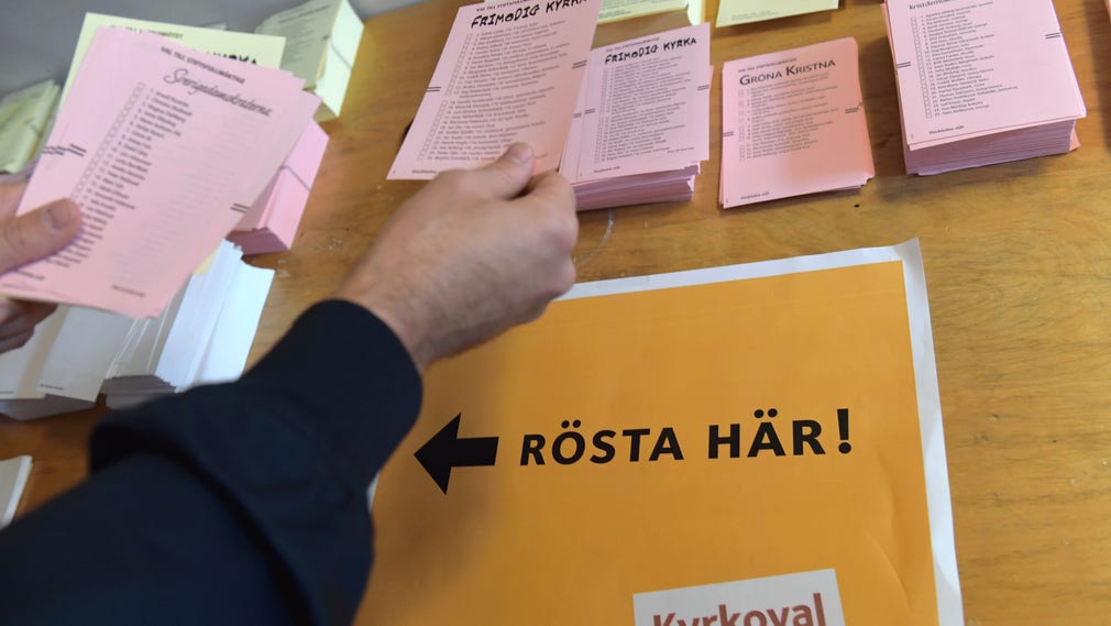 Valsedlarna i kyrkovalet kompletteras av flera grupperingar som står utanför de vanliga politiska partierna. Av ”de vanliga” har Sverigedemokraterna gjort en storsatsning på att bryta in i församlingarna.