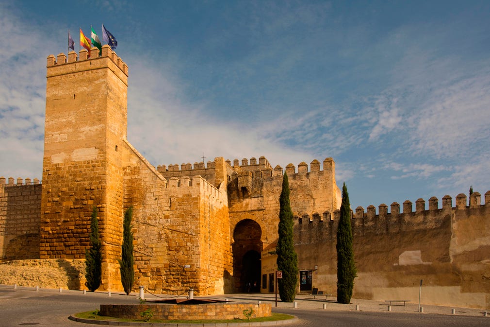 Stadsporten Puerta de Sevilla ligger i en fästning som började byggas ett par hundra år före Kristus och var den viktigaste ingången in till Sevilla.