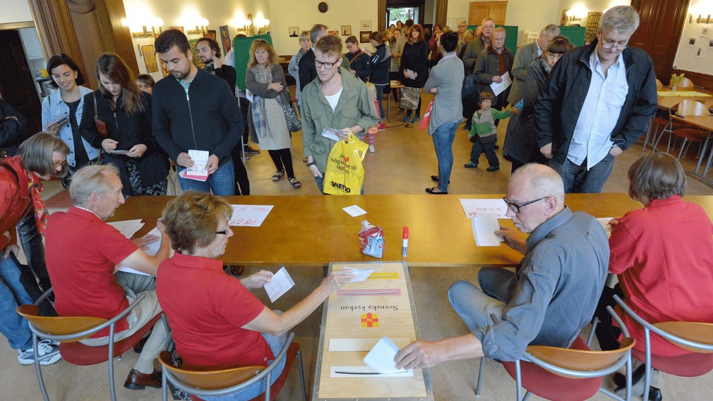 Det är på sin plats att påminna om att köer till vallokalerna förekom även under förra valet, 2013. Här har röstande strömmat till i stort antal till vallokalen S:t Pauli i Malmö söndag den 15 september 2013.